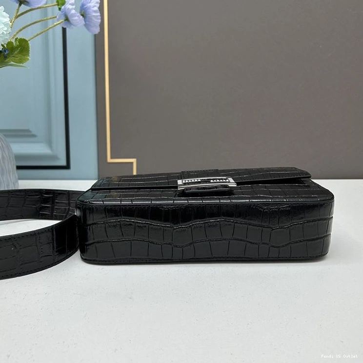 Vintage HOT Bag Leather Baguette Fendi In Medium Crocodile Re-Edition Black 0817